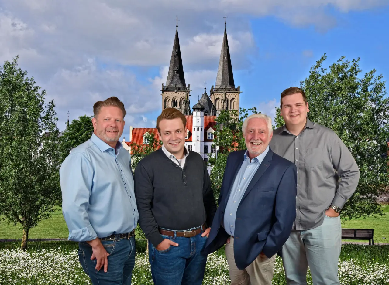 Vier Mitglieder der FDP Xanten vor dem Xantener Dom